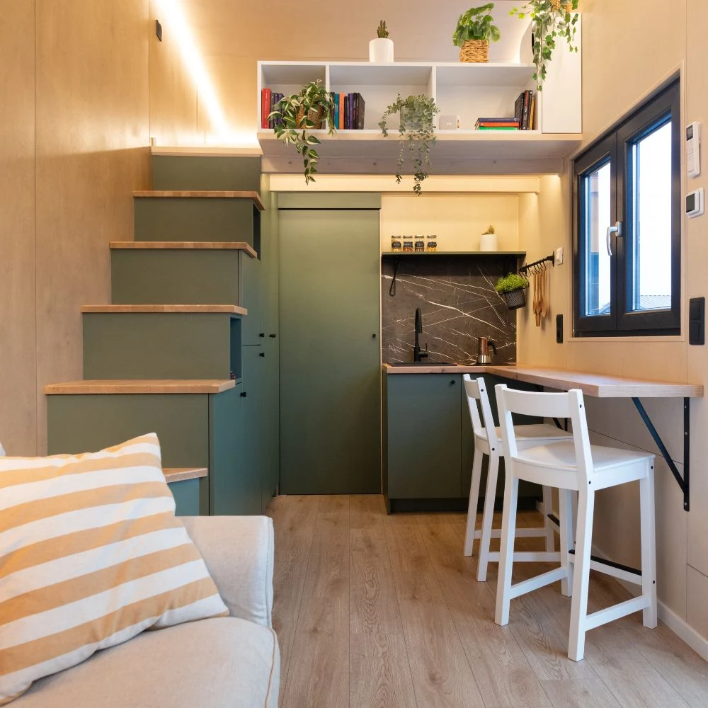 Interior de tiny house cu etaj