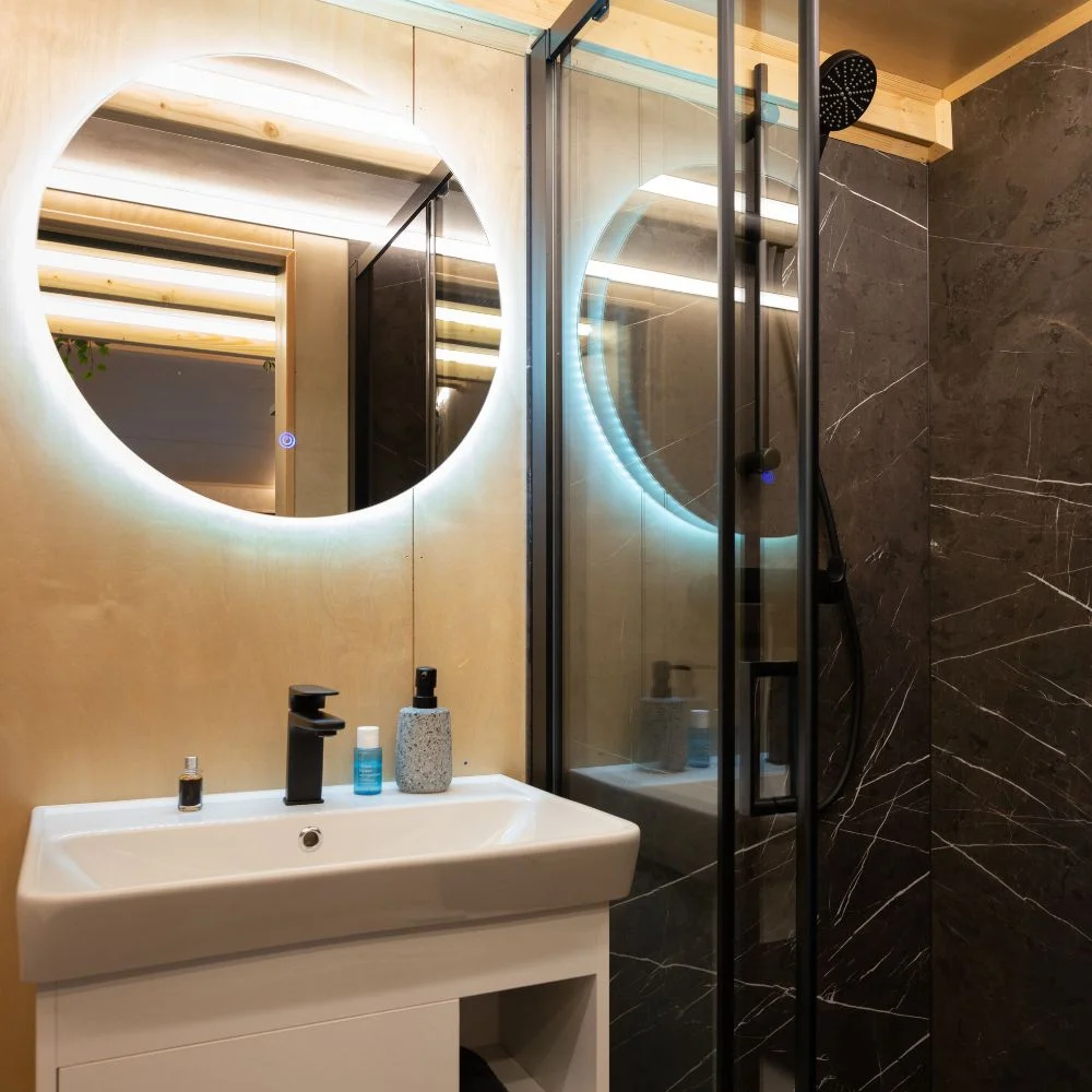 Baie completa cu dus si lavoar in tiny house