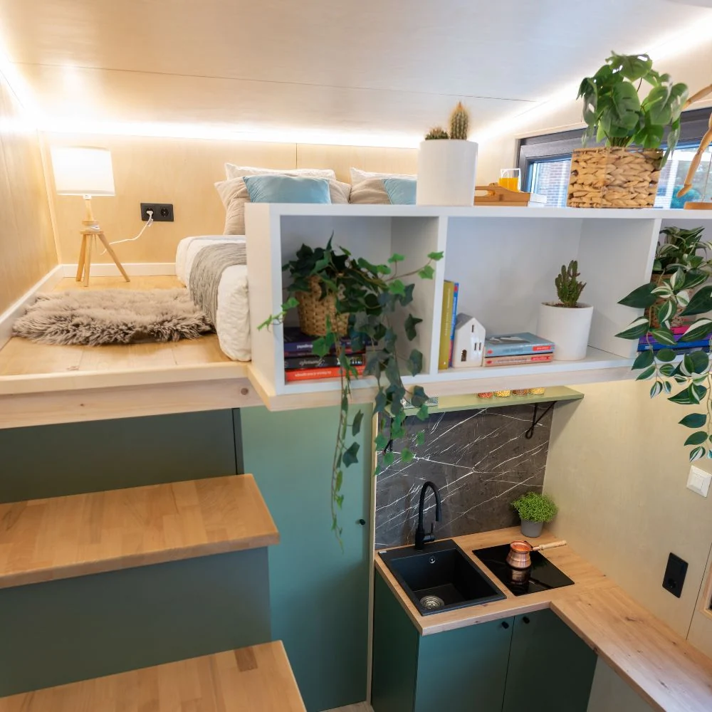 Tiny house Aurora cu dormitor la etaj si parter cu mobila verde