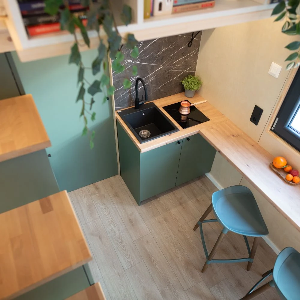 Tiny house Aurora cu etaj si mobila verde