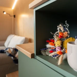 Detaliu tiny house mobila verde sub scara
