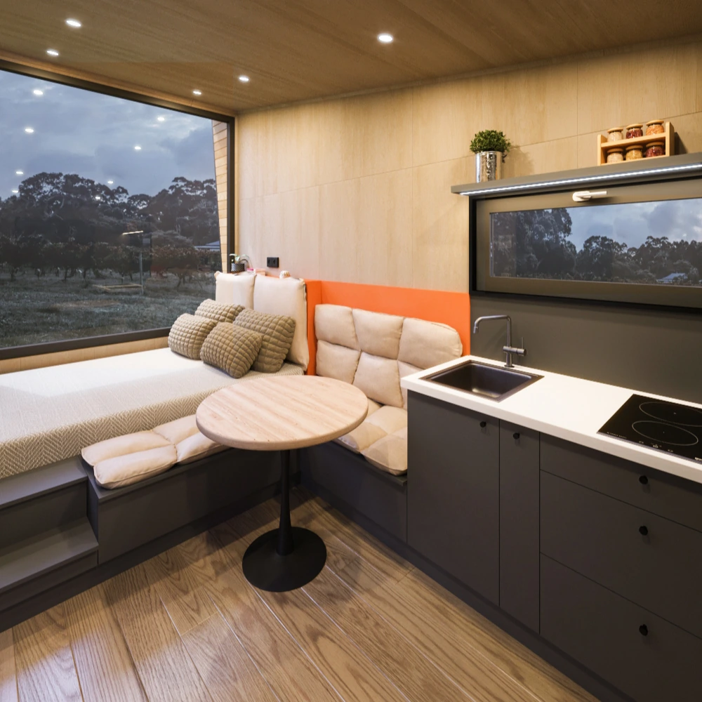 Tiny house Ambra cu pat la geam, bucatarie antracit si loc de luat masa cu portocaliu