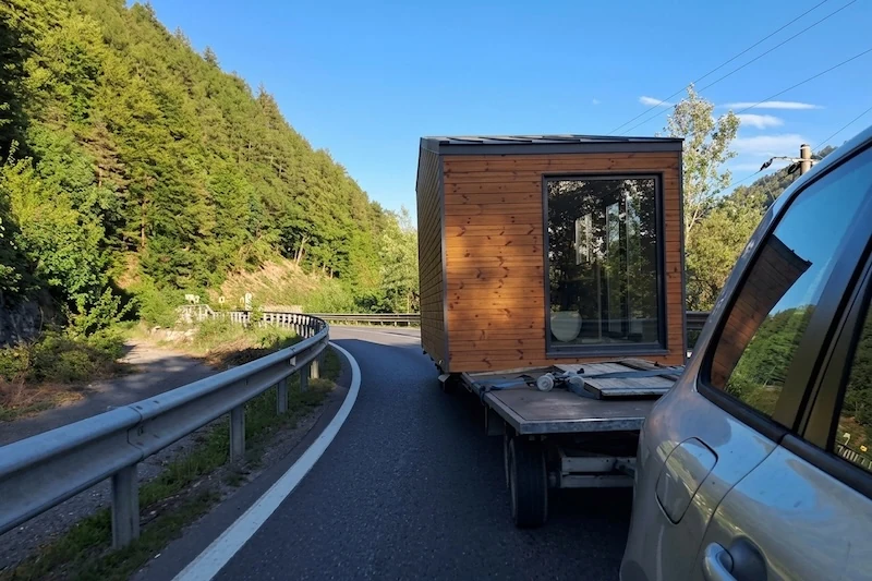 Transport tiny house pe platforma auto